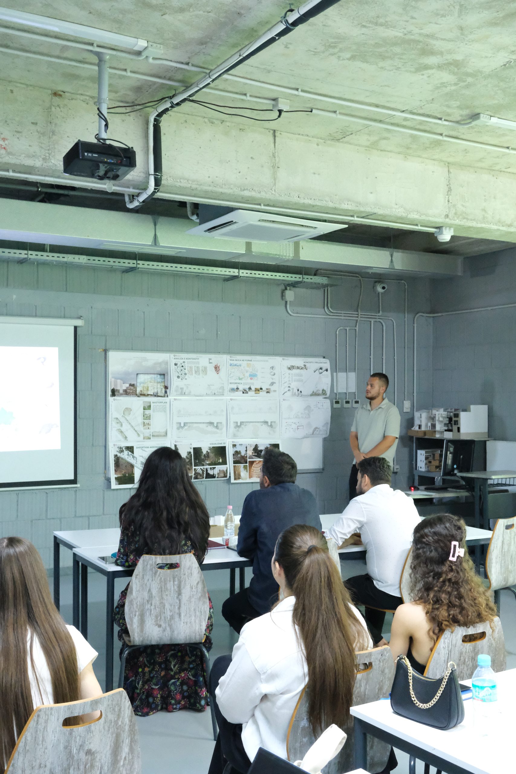 Studentët e programit Dizajn Interieri dhe Produkti prezantojnë temat e diplomës